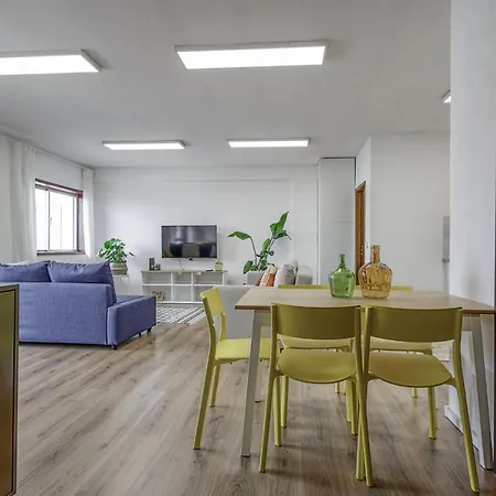 Travel & Live Fernao Magalhaes Apartment *